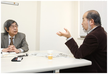 写真:介護保険の現状について熱く語り合う2 人