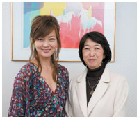 写真：洞口依子さんと高橋都さん
