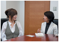写真：洞口依子さんと高橋都さん
