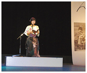 自作の創作童話を演奏家たちとのコラボレーションで朗読中の絵門ゆう子さん