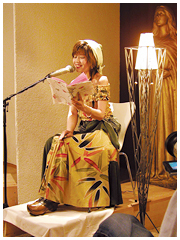 自作の創作童話を演奏家たちとのコラボレーションで朗読中の絵門ゆう子さん