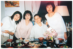 1999年の手術後、退院を祝って娘達との記念写真。退院を心待ちにしていた家族との談笑のひととき
