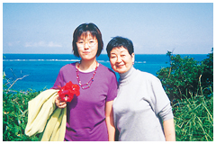 石垣島に次女の綾子さんと。青い海と空、そして八重山椰子を見ることができたのをなによりも喜んでいた