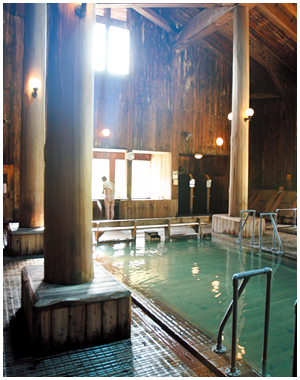玉川温泉の大浴場。温かい湯、熱い湯、打たせ湯、蒸し湯、寝湯など、さまざまな種類の温泉がある。古びた重厚な造りが印象的。