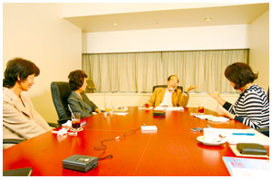 写真:座談会風景