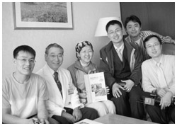 写真：韓国白血病患友会のメンバーと
