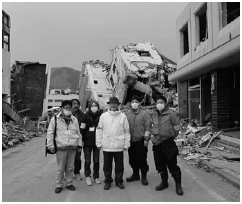 写真：女川町の被災地で諏訪中央病院医療スタッフ、JCFスタッフと