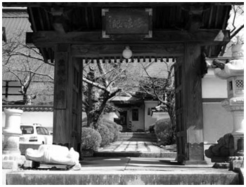 写真:福聚寺。地震で燈籠が崩壊した