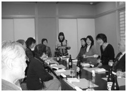 写真：2007年3月に開かれた合同学習会後の親睦会