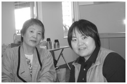 写真：代表の荒木陽美さんとお母さんの真知子さん