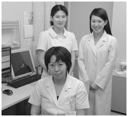 写真：「中央通り乳腺健診クリニック」は、稲田院長（前）をはじめ全員が女性スタッフ