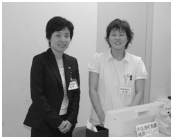 写真：総合案内の後藤美幸さん（左）と小林晴美さん 