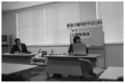 写真：川田龍平議員（左）主催の「患者の権利を守るための公開勉強会」で講師を務め、ドラッグ・ラグの現状を伝える片木さん