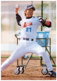 写真：投球練習中の盛田さん