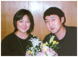 写真:妻・倫子さんと