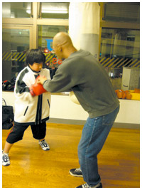 写真:練習生を指導する内藤さん