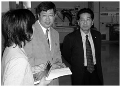 写真:シンガポールの病院を訪問