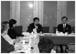 写真：シンポジウム「患者が求めるがん政策」に出席