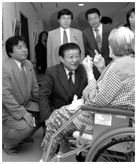 写真:水俣病患者さんと懇談する市田さん