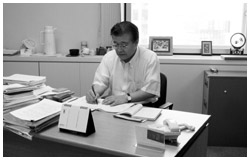 写真:日本共産党本部の書記局長室で仕事に専念する市田さん