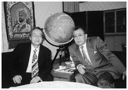 写真:1998年2月。「ミスター円」の榊原英資さんと