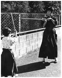 写真：ひとり娘のあずささん（当時6歳）と一緒に剣道のけいこ