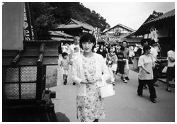 写真:35歳婚約した際。日光江戸村にて
