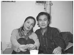 写真:闘病生活を支えてくれた妻と病室で