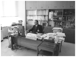 写真:市長室で執務におわれる佐々木さん