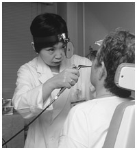 写真：耳鼻科で治療中の小倉さん