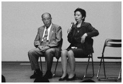 写真:講演会で会場からの質問に答える小倉さん