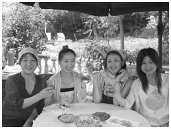 写真:中国へ取材旅行に出かけた時の山崎さん