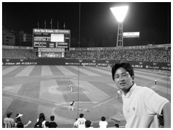 写真：2005年8月、横浜スタジアムで野球観戦