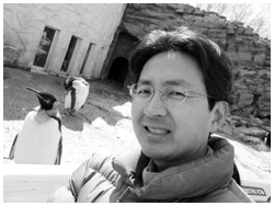写真:2008年3月、北海道旭山動物園のペンギンと