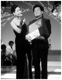 写真：テレサテンさんと日本レコード大賞作曲賞を受賞したとき