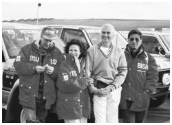 写真:1994年オーストラリアン・サファリでナビゲーターなどスタッフたちと能城さん(右から3人目)