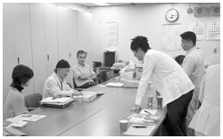 写真:本番前の打ち合わせ