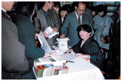写真:『魔界水滸伝』発売記念のサイン会での栗本薫さん