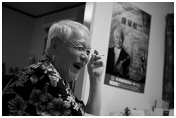 写真:藤家さんは始終タバコを吸っていた