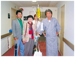 写真:鳥越さんの見舞いに訪れた弟さんとお母さん、娘さん