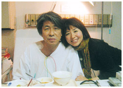 写真:左肺に転移したがんの手術後の鳥越さんと次女のさやかさん
