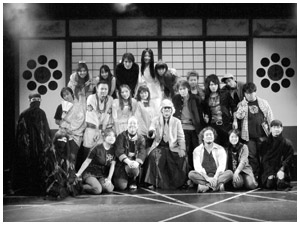 写真:「なぞらえ屋」公演後。キャストと舞台上で撮影