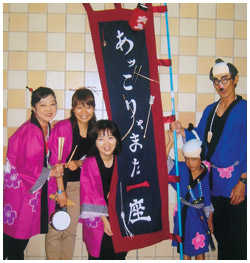 写真:04年に旗揚げした紙芝居の一座『あッこりゃまた一座』