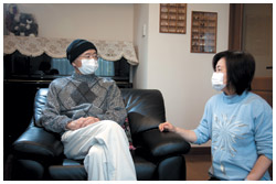 写真:自宅でインタビューに応じる浅野さんと奥さん