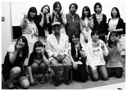 写真:講演先の東京純心女子大学で女子大生に囲まれて