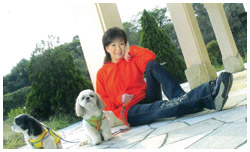 写真:那須の自宅で愛犬といっしょにくつろぐ仁支川さん