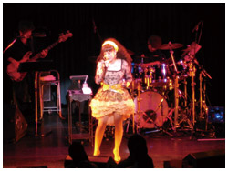 写真：ライブで歌う平山さん