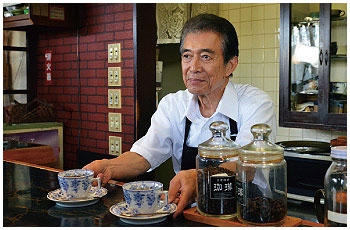 主演映画「ビターコーヒーライフ」。入川さんはがんに冒された喫茶店の マスター役で出演した