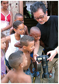 ミャンマーで子どもたちと一緒にカメラを覗き込む関口さん