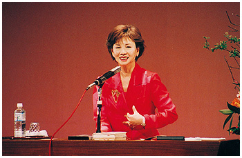 講演中の中原さん